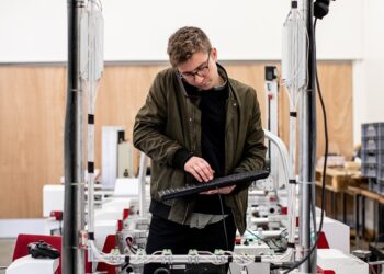 A manufacturing engineer using artificial intelligence and AI for manufacturing.